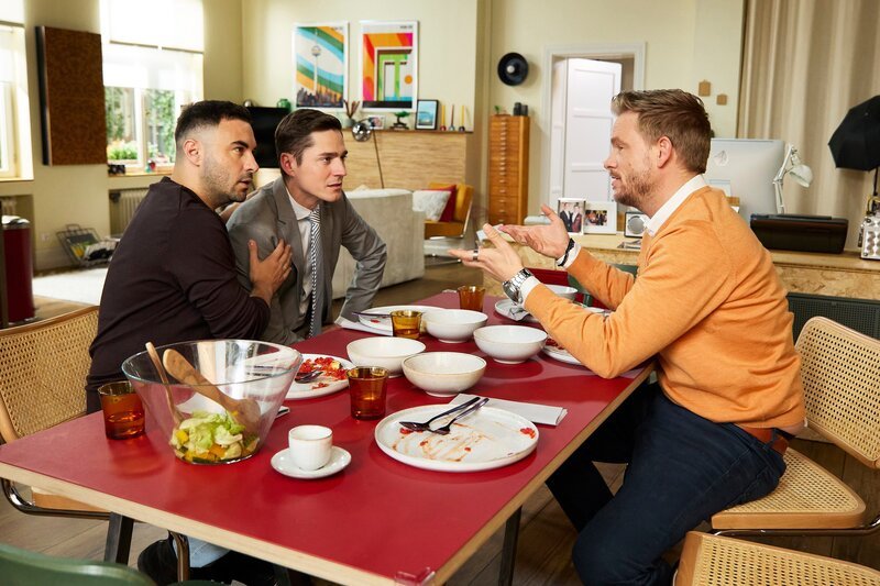 Easy (Lars Steinhöfel, l.) und Ringo (Timothy Boldt, 2.v.l.) sind überrumpelt, als Alexander (Frederic Heidorn) in ihren Streit grätscht. – Bild: @RTL