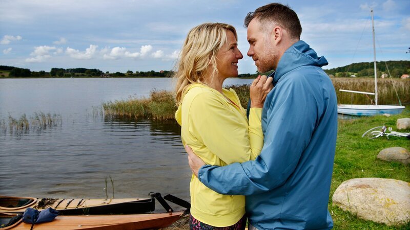 Auf Wolke Sieben: Nora und ihr Freund Max sind glücklich. – Bild: SRF/​ARD Degeto/​Arnim Thomaß