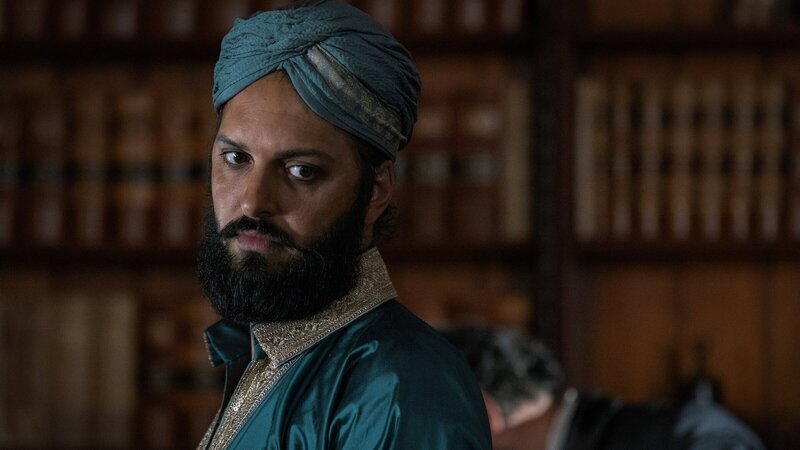 Nemo (Shazad Latif) gibt sich in London als Besitzer einer Diamantenmine aus, um an Anteile der Company zu kommen. – Bild: ZDF