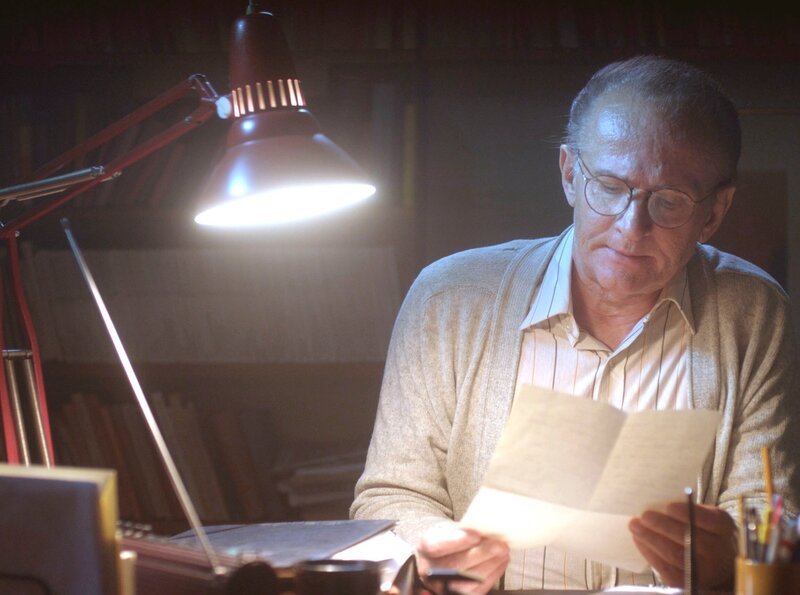 Der Kinderpsychologe Frank Leander (Per Ragnar) galt als Hardliner, der häufig Familien auseinander riss, denn Kinder aus sozialen Brennpunkten waren seiner Meinung nach bei Pflegeeltern besser aufgehoben. – Bild: ARD Degeto/​Eyeworks Film Gemini/​Calle Persson