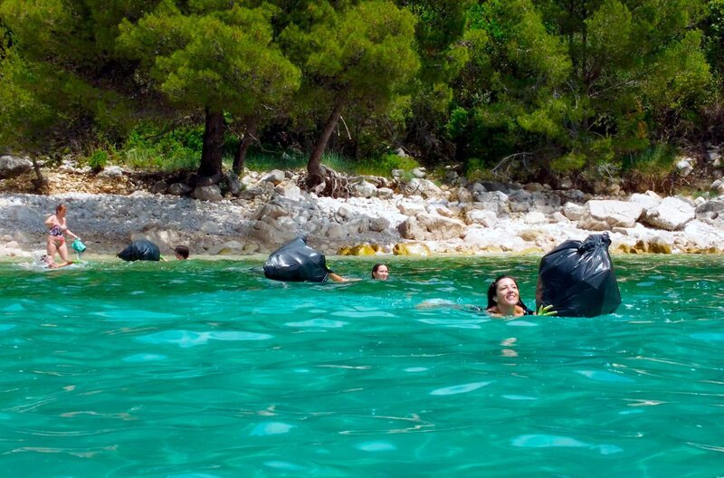 Aktivistinnen vom Verein Green Sea Safari säubern zusammen mit Touristen die Buchten um Dubrovnik vom angespülten Plastikmüll. – Bild: ZDF /​ © Reiner Bauer /​ © Reiner Bauer