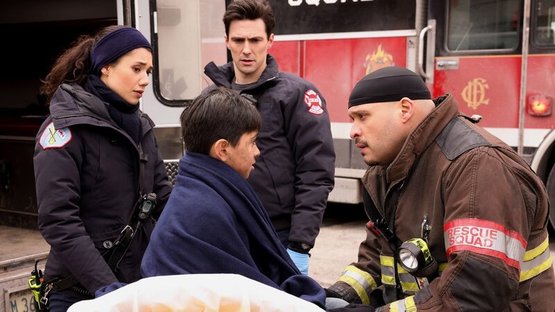 Chicago Fire Staffel 10 Folge 16 Ein kleiner Junge braucht Hilfe: Hanako Greensmith als Violet Mikami, Carlos S. Sanchez als Javi (sitzend), Jimmy Nicholas als Evan Hawkins, Joe Minoso als Joe Cruz – Bild: SRF/​NBC Universal