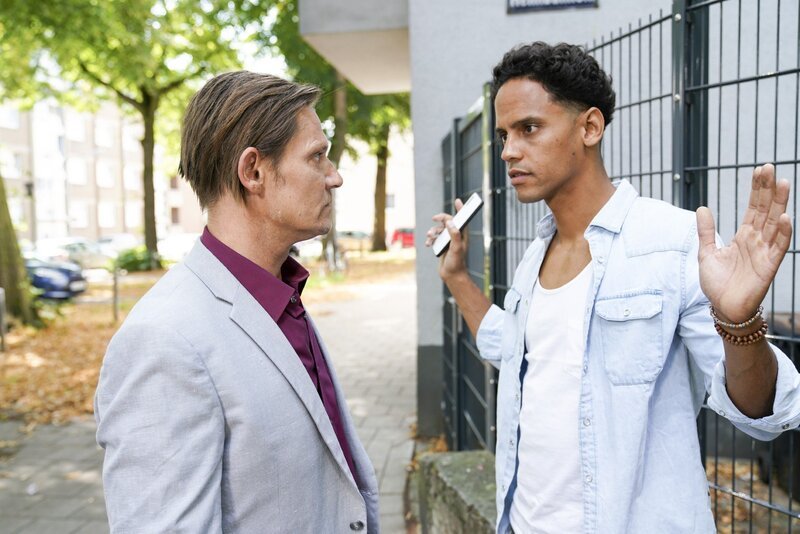 Simon (Roberto Thoenelt, l.) erwischt Steve (Stephen Appleton) beim Kiffen. – Bild: RTL /​ Dennis Hundt