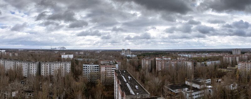 Prypjat ist heute eine verlassene Geisterstadt nahe Tschernobyl, die als gefährlicher „Lost Place“ stark von Plünderungen, Naturrückeroberung und Verfall geprägt ist. – Bild: ORF/​Banijay Entertainment/​Remarkable Television/​Geraint Warrington