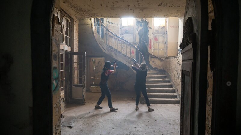 Die Kommissarinnen Tamara Meurer (Anja Pahl, r.) und Pauline Hobrecht (Agnes Decker, l.) suchen mit vollem Körpereinsatz nach dem möglichen Mörder eines Streamers. In der Ruine einer alten Psychiatrie kommen sie dem Täter gefährlich nahe. – Bild: ZDF