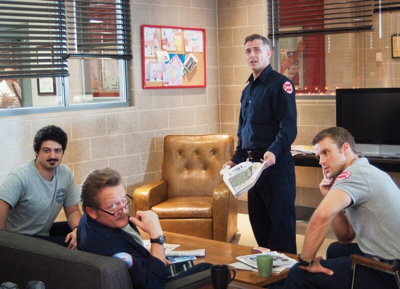 Chicago Fire Durchhalten – Hanging On Staffel 1, Episode 5 Entspanntes Geplauder im Team: Yuri Sardarov als Otis, Christian Stolte als Mouch, David Eigenberg als Herman, Jesse Spencer als Matthew Casey – Bild: SRF/​NBC Universal