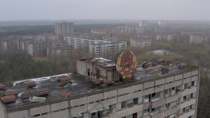 Prypjat ist heute eine verlassene Geisterstadt nahe Tschernobyl, die als gefährlicher „Lost Place“ stark von Plünderungen, Naturrückeroberung und Verfall geprägt ist. – Bild: ORF/​Banijay Entertainment/​Remarkable Television/​Geraint Warrington