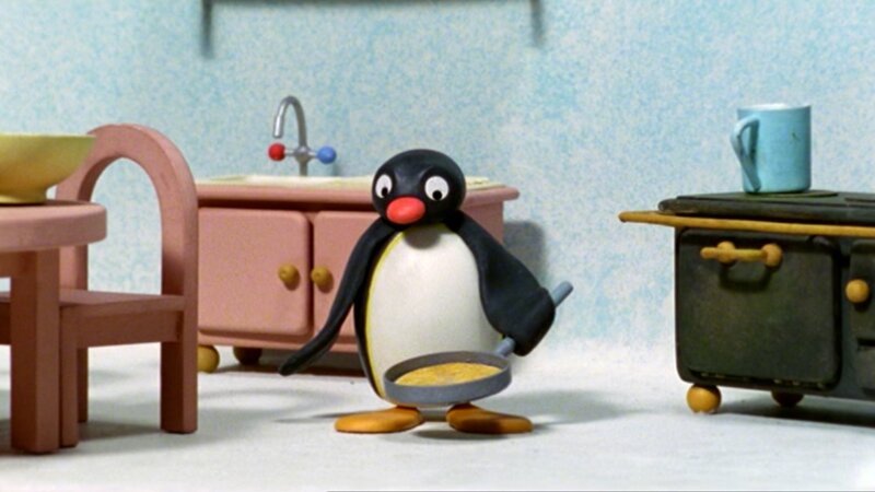 Guetnachtgschichtli Pingu Staffel 5 Folge 24 Pingu – Der Pfannkuchenbäcker. Pingu am Pfannkuchen machen. – Bild: SRF/​Joker Inc., d.b.a., The Pygos Group