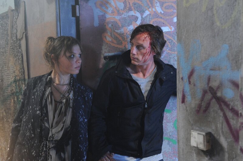 Als ein Versuch scheitert, Strecker das Handy zu entwenden, resigniert Paule (Wanda Worch, l.) zusehends. Tom (Patrick Kalupa, r.) versucht mit aller Kraft seine Schwester und sich aus der misslichen Lage zu befreien … – Bild: SAT.1 /​ Claudius Pflug