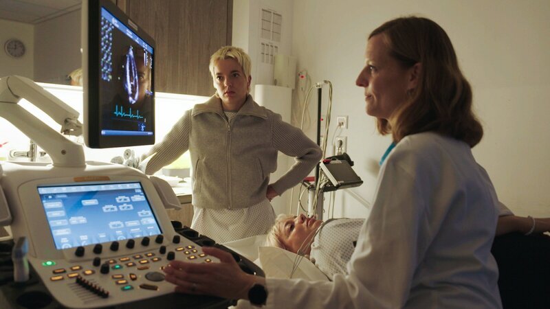 Die Zwillinge Naomi und Joëlle während Herzuntersuchung bei Dr. Conchita Ruiz-Mohné in Krankenhaus Porz am Rhein Köln. – Bild: 3sat