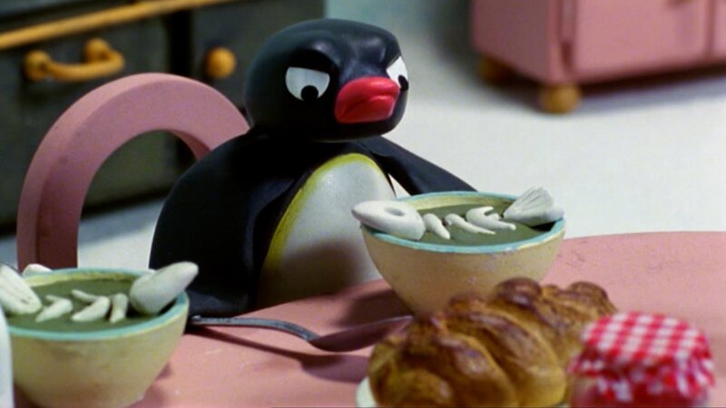 Guetnachtgschichtli Pingu Staffel 5 Folge 25 Pingu – Stinkt gewaltig. Pingu mag den Fischauflauf nicht. – Bild: SRF/​Joker Inc., d.b.a., The Pygos Group