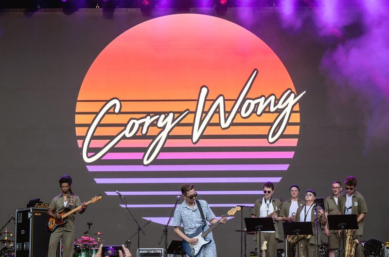 Cory Wong (Mi.) hat sich mit seiner Rhythmusgitarre, seiner Ausstrahlung und seinen Witzen auf der Bühne als gefeierter Solokünstler etabliert. – Bild: SWR/​Reiner Pfisterer
