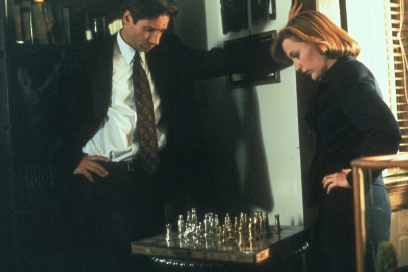 Mulder (David Duchovny, l.) erklärt Scully (Gillian Anderson, r.), warum er nach einer Serie von Selbstmorden und Unglücksfällen in einem Militärkrankenhaus glaubt, ein bestimmtes Mordschema zu erkennen. – Bild: ProSieben MAXX