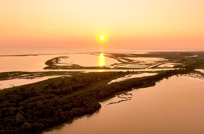 Sonnenuntergang in der Lagune von Karavasta in Albanien – Bild: Reiner Bauer /​ Sonnenuntergang in der Lagune von Karavasta in Albanien