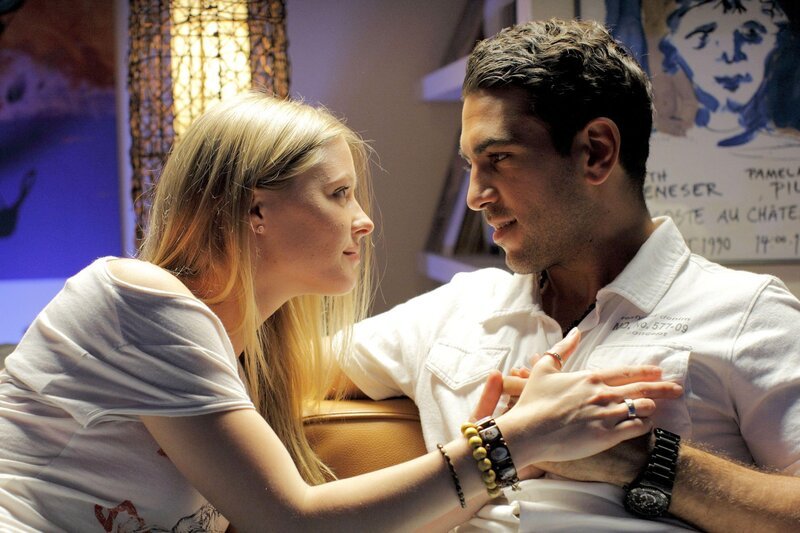 Julia (Vijessna Ferkic), die Babysitterin von Semirs Kind, ahnt nichts von den kriminellen Tätigkeiten ihres Freundes Tim (Elyas M’barek). – Bild: RTL /​ Guido Engels
