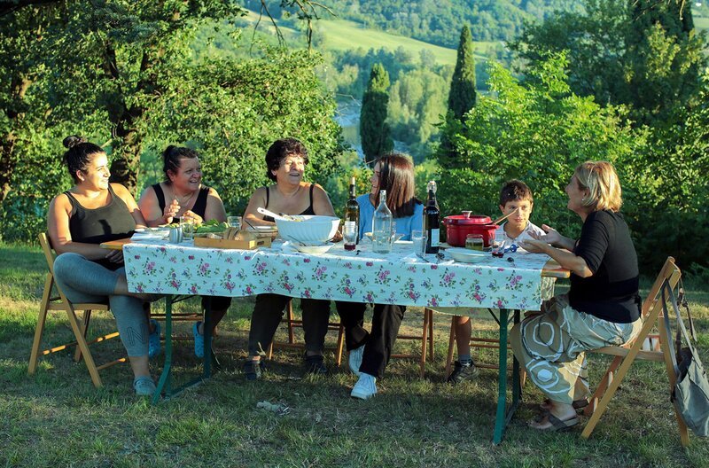 Abends treffen sich Luisa (3.v.l.) und Danila (re.) mit ihren Familien zum Essen. – Bild: Dieter Stürmer