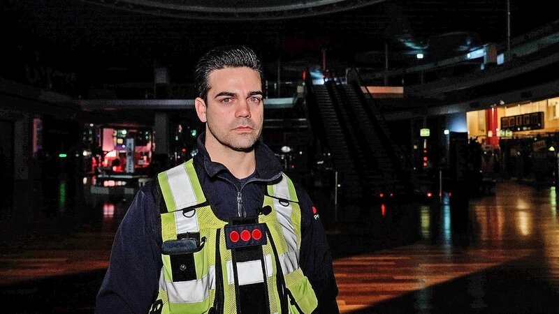 Lino fängt abends um 23 Uhr seine Schicht im Shoppi Tivoli in Spreitenbach an. – Bild: SRF