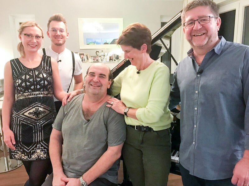 V.l.: Svenja, Anders, Gastgeber Oliver, Inge und Hüssi – Bild: TVNOW /​ ITV Studios