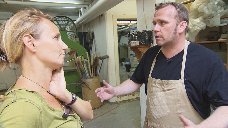 Simon Kettler wird zum ersten Vorsitzenden seines Rudervereins gewählt. Kurz danach hat sein Konkurrent einen Ruderunfall, Simon steht unter Verdacht. Auch für seine Frau Luisa und seine Familie hat das Folgen. – Bild: MG RTL D