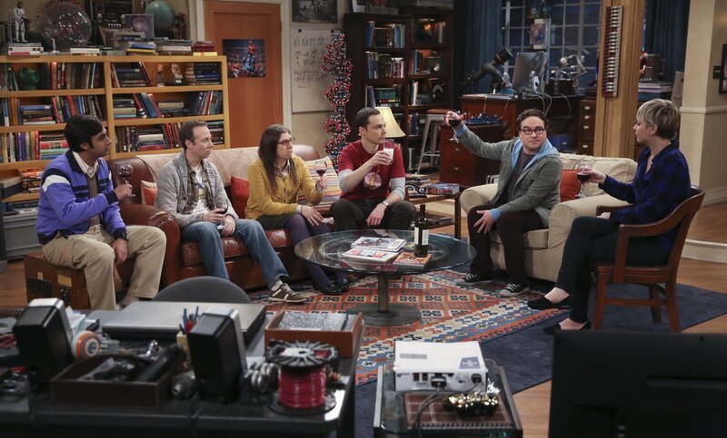 Müssen von einer ganz besonderen Person Abschied nehmen: Amy (Mayim Bialik, 3.v.l.), Sheldon (Jim Parsons, 3.v.r.), Leonard (Johnny Galecki, 2.v.r.), Penny (Kaley Cuoco, r.), Raj (Kunal Nayyar, l.) und Stuart (Kevin Sussman, 2.v.l.) … – Bild: © Warner Bros. Television