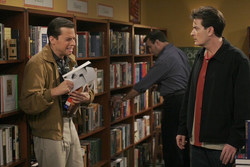 Alan (Jon Cryer, l.) befindet sich in einer tiefen Lebenskrise, weil sein Sohn langsam flügge wird. Als Charlie (Charlie Sheen, r.) ihn ablenken will, da Jake bei einem Kumpel übernachtet, hat Alan einen Nervenzusammenbruch nach dem anderen … – Bild: Warner Brothers Entertainment Inc.