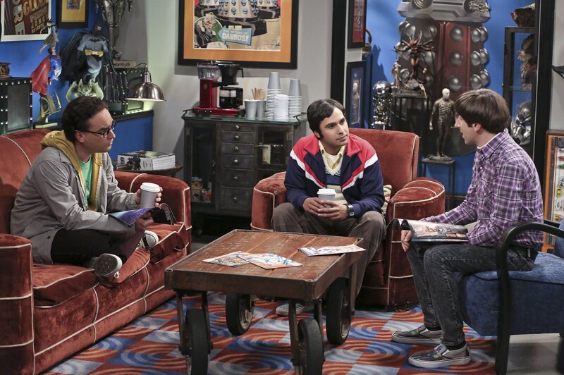 Es stellt sich heraus, dass Howard (Simon Helberg, r.) bereits von Leonards (Johnny Galecki, l.) Ausrutscher wusste. Raj (Kunal Nayyar, M.) fühlt sich etwas übergangen … – Bild: © 2015 Warner Brothers