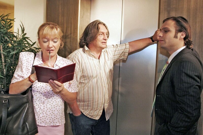 Bruno (Tim Sander, r.) freut sich, als er von Bernd (Volker Herold, M.) erfährt, dass er mit Helga (Ulrike Mai, l.) ins Kino will, um sich den Film „Wenn der Vater mit dem Sohne“ anzuschauen. – Bild: SAT.1 /​ Noreen Flynn