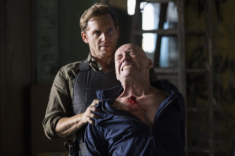 Ex-Cop Dan Hauser (Enrico Colantoni, vorne) hat einen Plan, wie er den kriminellen Mullens (Jamie Jackson, hinten) überführen kann, doch dafür begibt er sich in große Gefahr … – Bild: Warner Bros. Entertainment, Inc.