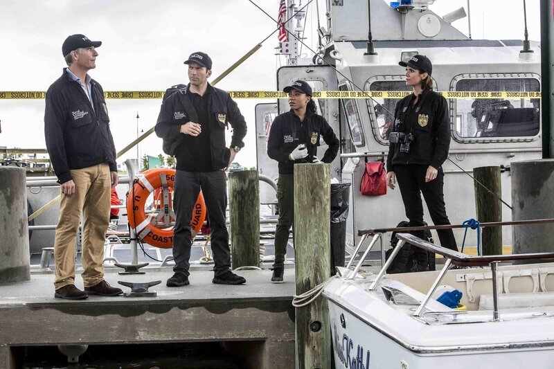 Pride (Scott Bakula, l.), LaSalle (Lucas Black, 2.v.l.), Percy (Shalita Grant, 2.v.r.) und Brody (Zoe McLellan, r.) wollen den Mörder eines Navy-Tauchers fassen. Werden sie Erfolg haben? – Bild: CBS Broadcasting, Inc. All Rights Reserved /​ Skip Bolen