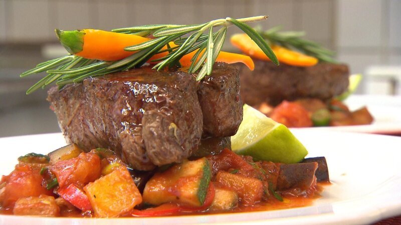 Lecker: Filetsteak auf frischem Gemüse – und zwar frisch zubereitet. Wird Christopher die Ratschläge von Frank Rosin beherzigen und auch tatsächlich umsetzen? – Bild: Kabel Eins