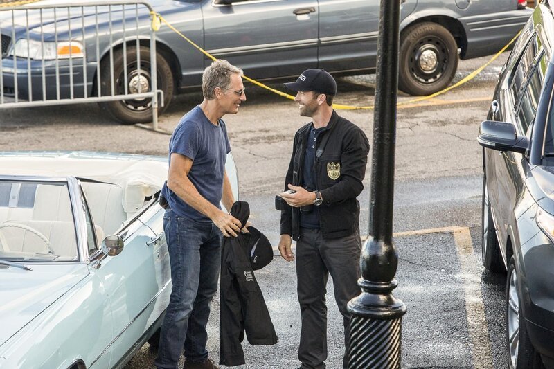 War das Opfer bloß zur falschen Zeit am falschen Ort oder hatte der Schütze es auf ihn abgesehen? Noch tappen Special Agent Pride (Scott Bakula, l.) und LaSalle (Lucas Black, r.) im Dunkeln. Doch ihnen rennt die Zeit davon, denn schon bald gibt es weitere Opfer … – Bild: CBS Broadcasting, Inc. All Rights Reserved /​ Skip Bolen