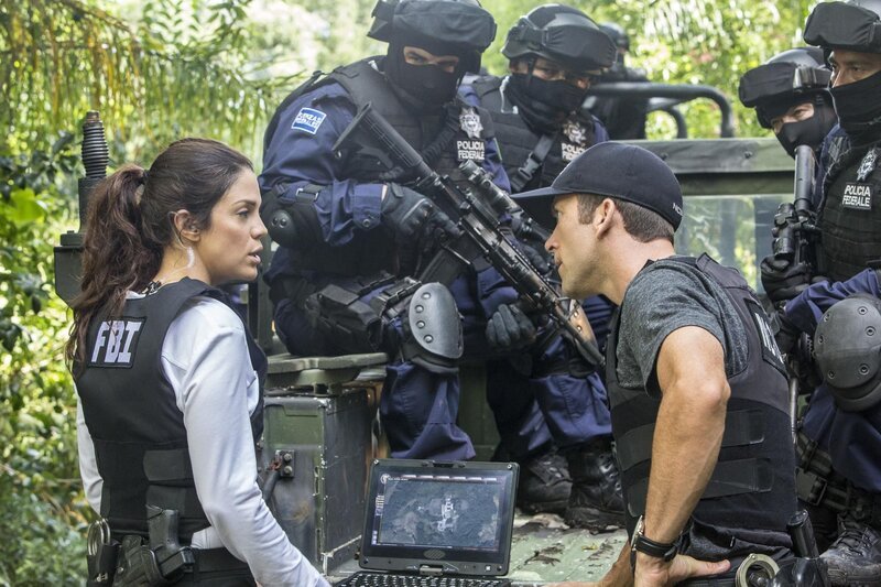 Werden Gregorio (Vanessa Ferlito, l.) und LaSalle (Lucas Black, r.) den gekidnappten Unteroffizier noch lebend auffinden? – Bild: CBS Broadcasting, Inc. /​ Skip Bolen
