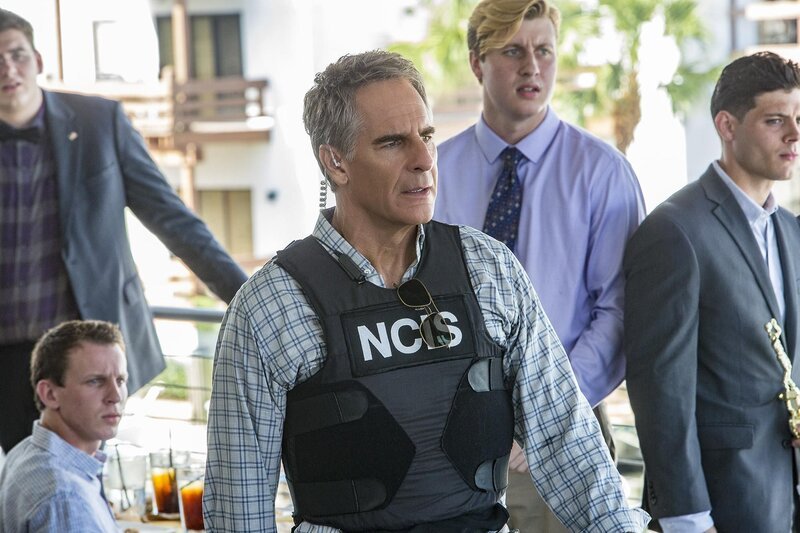 Pride (Scott Bakula, M.) ist in großer Aufruhr nachdem ein Kandidat der Navy Spezialeinheit kurz vor seinem Abschluss ermodet aufgefunden wurde … – Bild: CBS Broadcasting, Inc. All Rights Reserved /​ Skip Bolen
