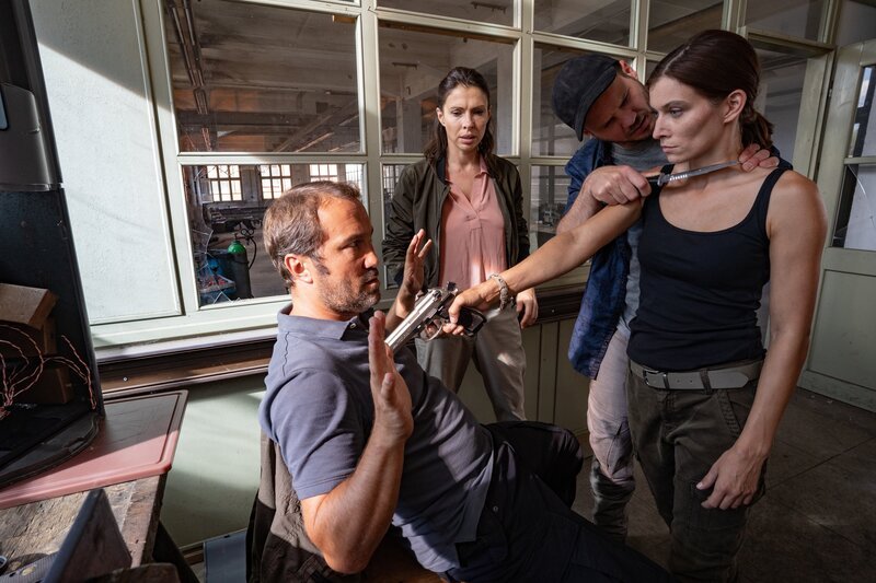 (v.l.n.r.) Mertens (Jens Münchow); Regina Kleven (Jana Pallaske); Victor (Max Thommes); Saskia (Sylta Fee Wegmann) – Bild: SAT.1 /​ Wolfgang Ennenbach