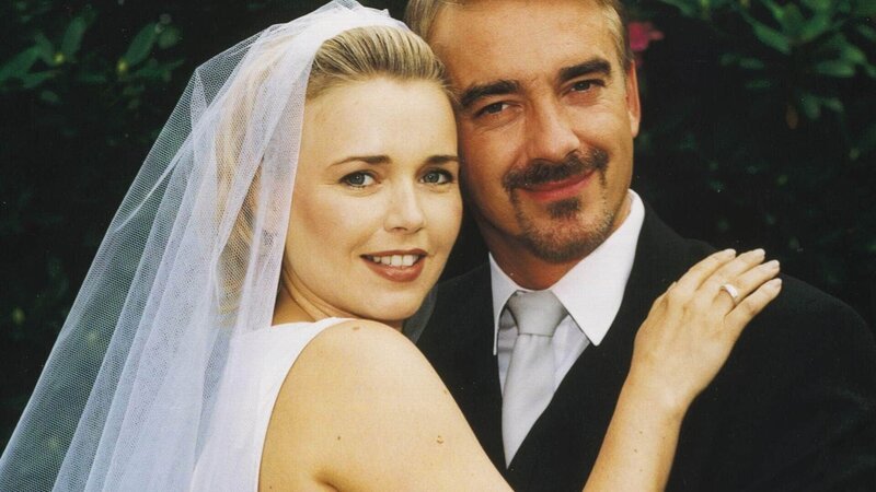 Hier scheint die Welt noch in Ordnung: Christiane und Martin (Tina Ruland, Christoph M. Ohrt) heiraten. Doch ihr Glück soll nicht von langer Dauer sein … – Bild: TVNOW /​ Hardy Spitz