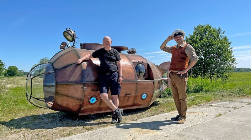 Holger Bengs und Ingbert Völker haben ein U-Boot mit Pedalantrieb gebaut. – Bild: NDR/​Steffen Schneider