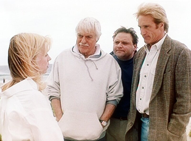 Darlene (Jennifer Campbell, l.), die nur knapp einem Mordanschlag entkommen ist, erzählt Mark (Dick Van Dyke, 2.v.l.), Vic Slovak (Stephen Furst, 2.v.r.) und Steve Sloan (Barry Van Dyke, r.) ihre Geschichte. – Bild: Viacom