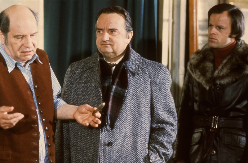 In der etwas anrüchigen Kneipe „Parkblick“ wurde Anna Schmidt vor ihrem Mord gesehen. Brammer (Knut Hinz, re.) und Henkel (Günter Heising, Mitte) hoffen, dass der Wirt (Gerhard Hartig, li.) ihnen weiterhelfen kann. – Bild: NDR/​Wiedenroth