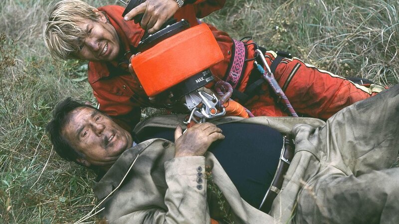 Kommissar Schuster (Klaus Wennemann, unten) und der Sanitäter Peter Berger (Serge Falck) versuchen sich vor der Explosion zu schützen. – Bild: MG RTL D