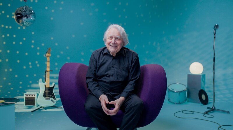 ARD/​HR EUROVISION SONG CONTEST – MORE THAN MUSIC, Ein Film von Christopher Kaufmann, am Montag (11.05.26) um 20:15 Uhr im ERSTEN und ab Freitag (08.05.26) in der ARD Mediathek. Peter Urban © HR/​SWR/​NDR/​WDR/​ARD/​drive BETA, honorarfrei – Verwendung gemäß der AGB im engen inhaltlichen, redaktionellen Zusammenhang mit genannter HR-Sendung bei Nennung „Bild: HR/​SWR/​NDR/​WDR/​ARD/​drive BETA“ (S2). HR/​Pressestelle, Tel: 069/​155⁠–⁠4954 – Bild: HR/​SWR/​NDR/​WDR/​ARD/​drive BETA