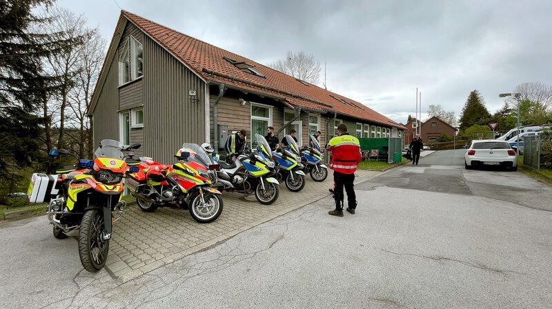 Bei der Polizeigroßkontrolle von Motorradfahrern im Oberharz sind Beamte aus ganz Niedersachsen im Einsatz. – Bild: NDR