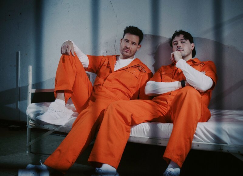 L – R: Marc Eggers; Crispy Rob – Bild: Joyn/​Christoph Köstlin