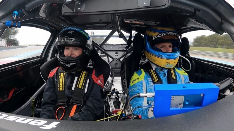 S05E01: Bei Davina und Shania steht alles im Zeichen schneller Luxusautos: Die Mädels überraschen Robert mit einem neuen Ferrari – sehr zum Unmut von Carmen. Dann heißt es Vollgas: Die Schwestern möchten einen Formel-1-Rekord knacken. – Bild: RTLZWEI – Recht zum Abdruck/​Darstellung zeitlich/​sachlich beschränkt auf die Bewerbung der Sendung