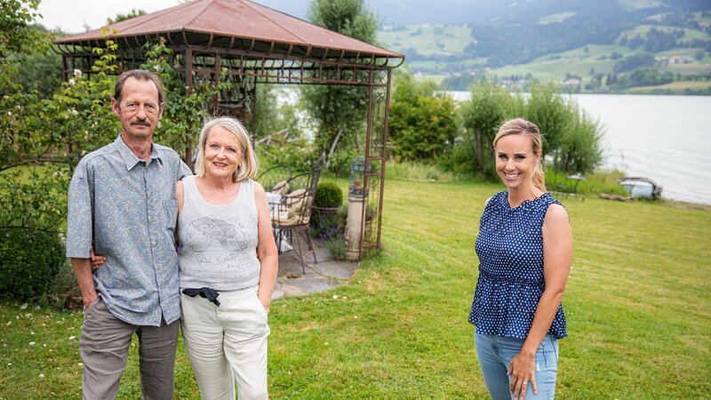 Irène (r.) und Thomas Benz-Sommer mit Nicole Berchtold im Rosengarten am See in Avry-devant-Pont (FR) – Bild: SRF