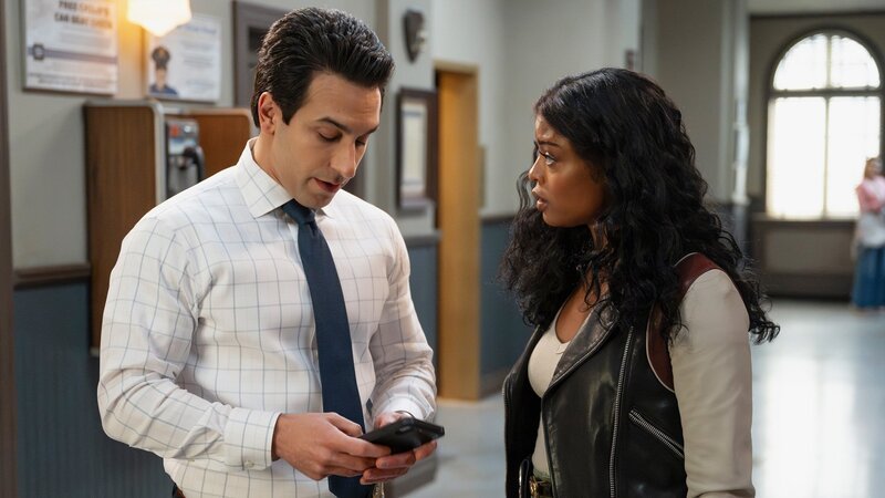 Treffen auf dem Korridor: Deniz Akdeniz als Lev Osman, Javicia Leslie als Daphne Forrester – Bild: SRF/​Disney