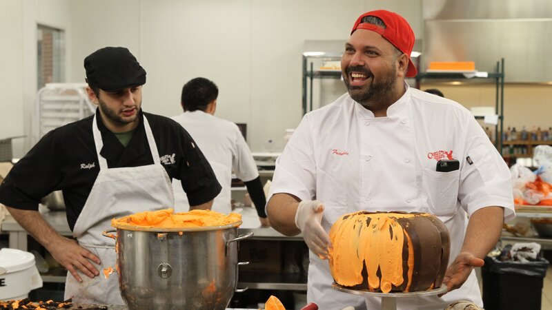 Frankie and Ralph frosting the sleepy hallow cake. – Bild: Discovery Communications