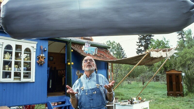 Wie schwebt ein Zeppelin? Peter Lustig probiert es aus – und lässt seinen eigenen Blimp im Garten steigen. – Bild: ZDF und studio tv