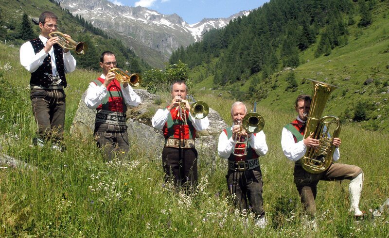 Die Weisenbläser der Südtiroler 6er Musig stimmen die „Königsanger-Weis“ an. – Bild: ORF/​Wolfram Kainz