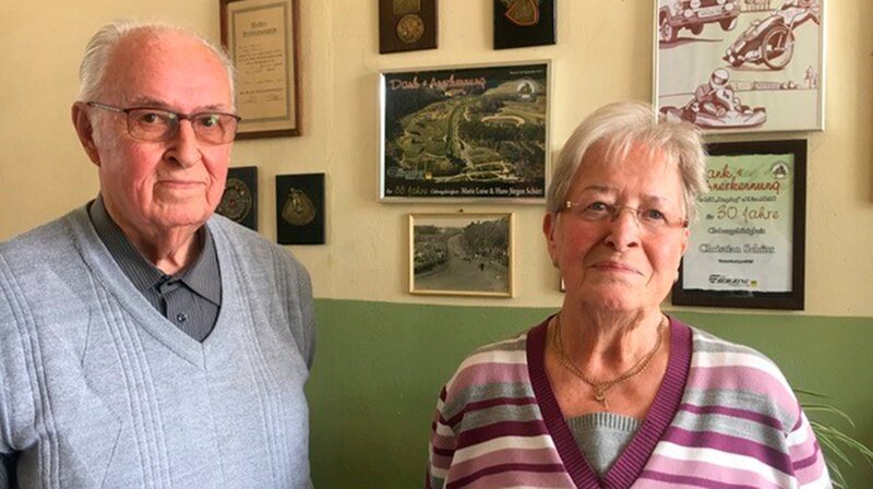 Marie-Luise Schütt und ihr Mann sind seit den 1950iger Jahren beim Teterower Bergring dabei. – Bild: NDR/​Populärfilm/​Cornelia Helms