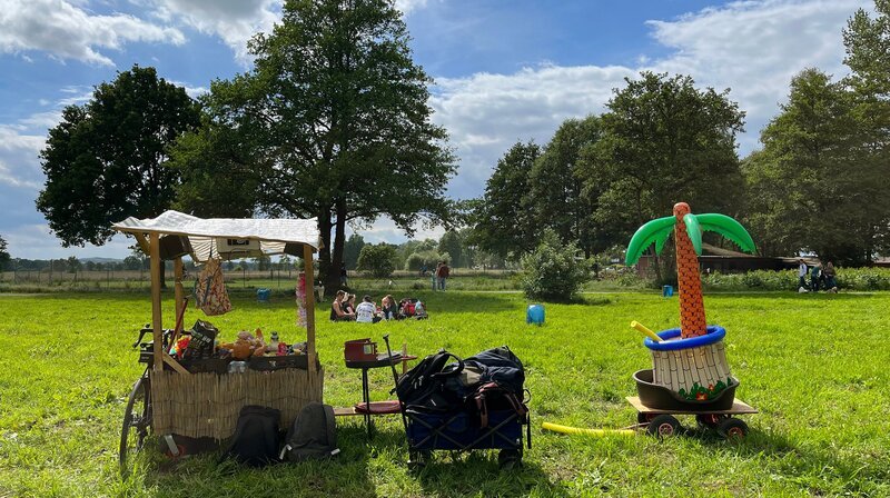 Einfallsreiche Bollerwagen für die Vatertagstour – Bild: NDR/​video:arthouse/​Nora Stoewer